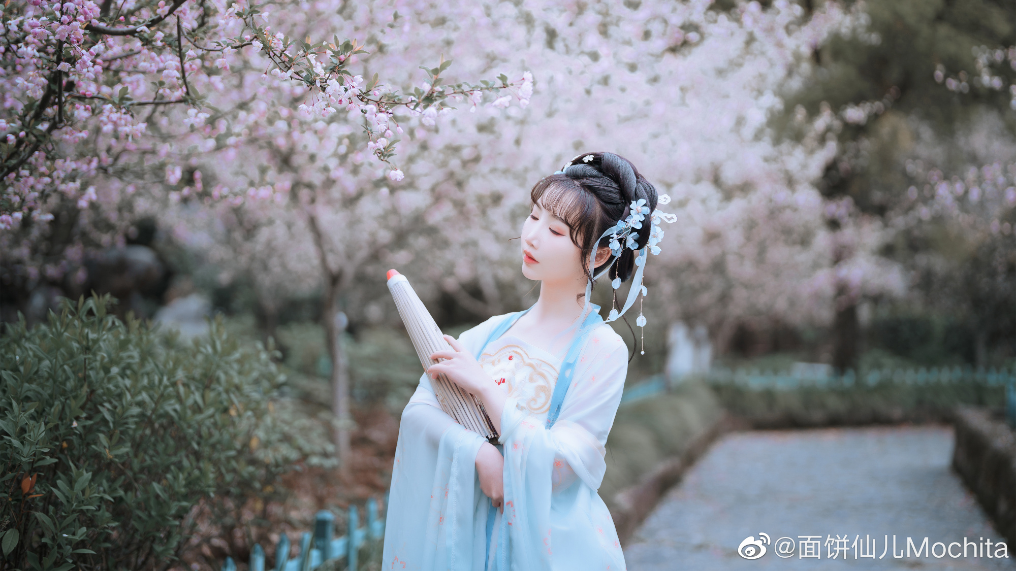 汉服 海棠花开绽放，是因为微雨降世 微雨跌落尘埃，是为了海棠而来@面饼仙儿Mochita-米哈社