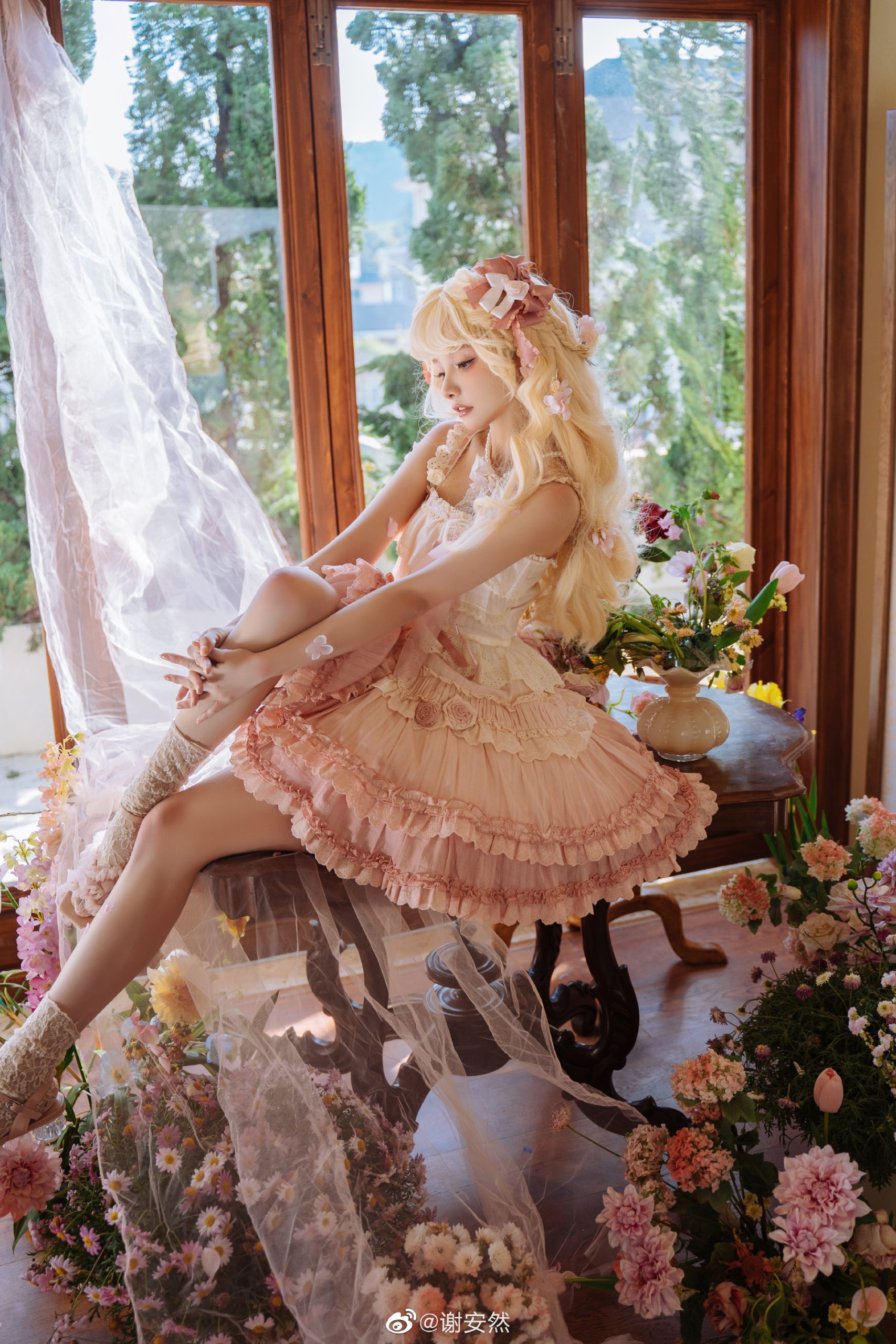 我听见阳光轻叩窗扉，晨曦闯入馨香的梦境，春日的脚步轻盈，将含苞的花儿唤醒@谢安然-米哈社