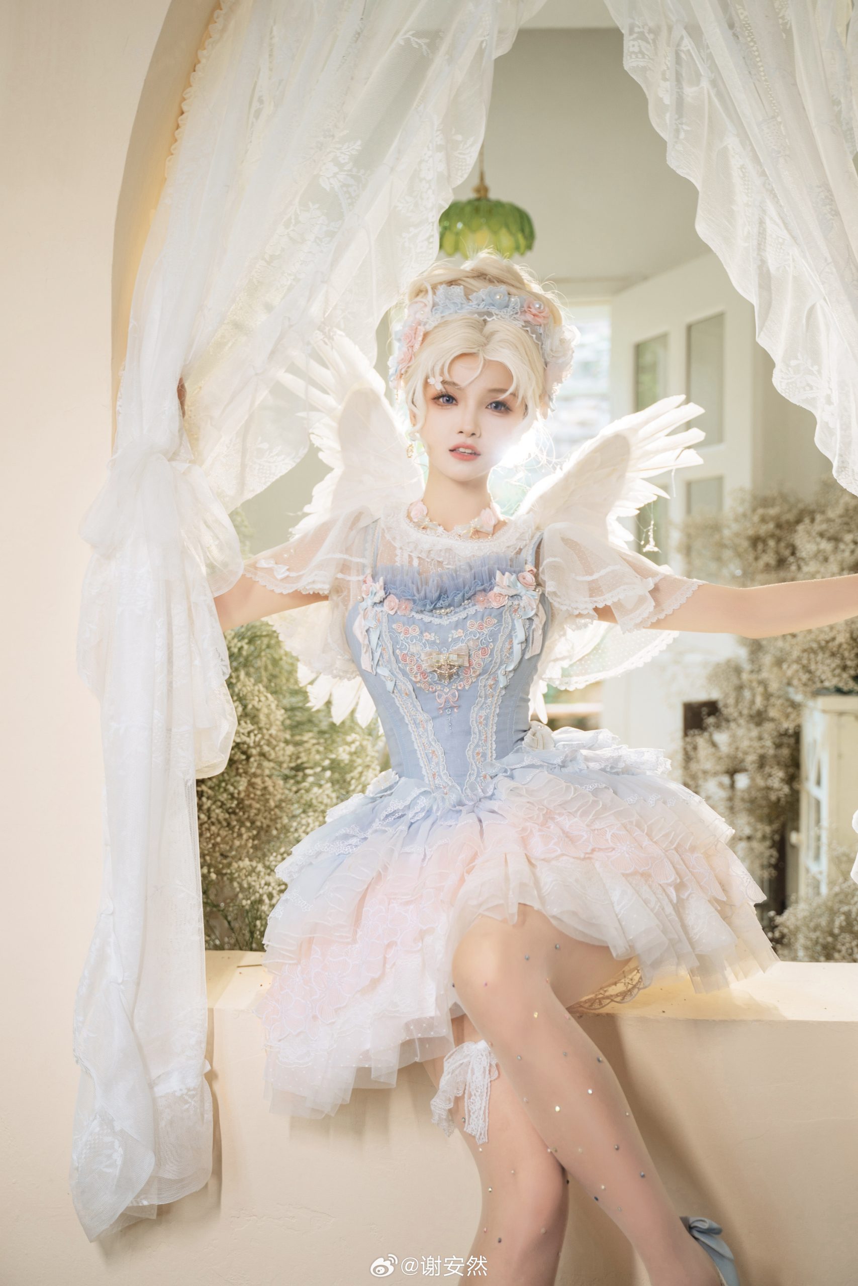 LOLITA 我乘晨曦从天国降落，邂逅人间的春花烂漫。@谢安然-米哈社