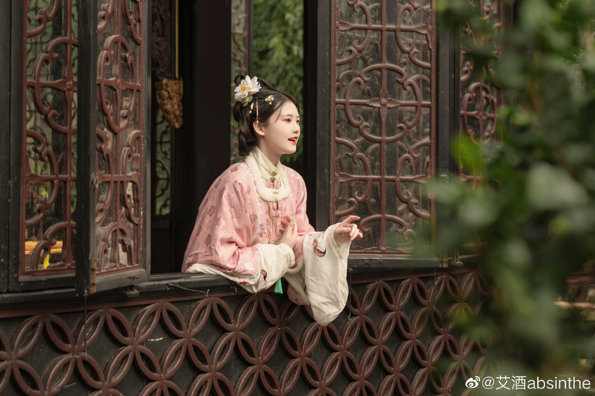 邀人傅脂粉，不自著罗衣。@艾酒absinthe-米哈社